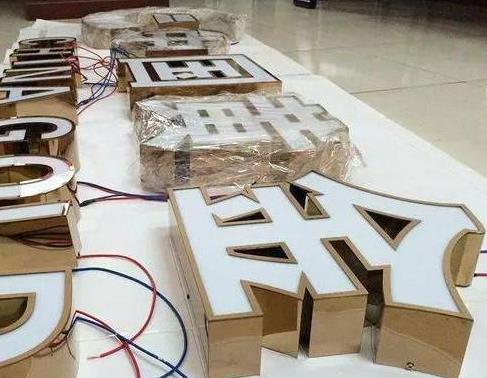 万州最常见的几种发光字